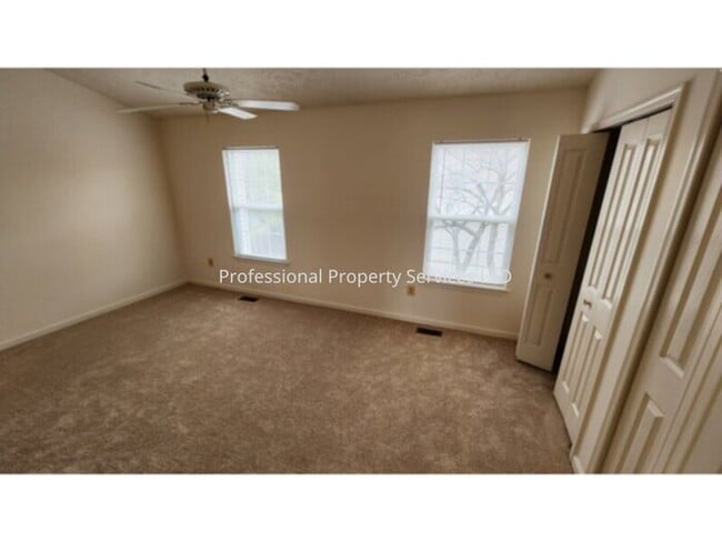 Building Photo - Beautiful 3 Level Garage Townhome Convenient Location!