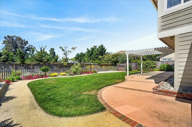 Building Photo - Toro Sunshine Expansive 4 Bed/ 3 Bath Home!