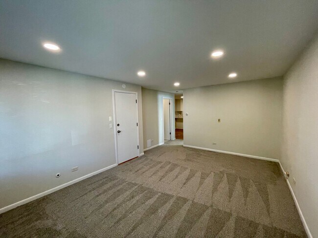 Building Photo - Freshly Renovated 3-Bed in Jefferson Park – In-Unit Laundry & Modern Upgrades!