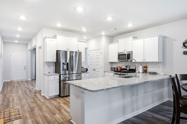 Building Photo - 9165 Island Shore Ave