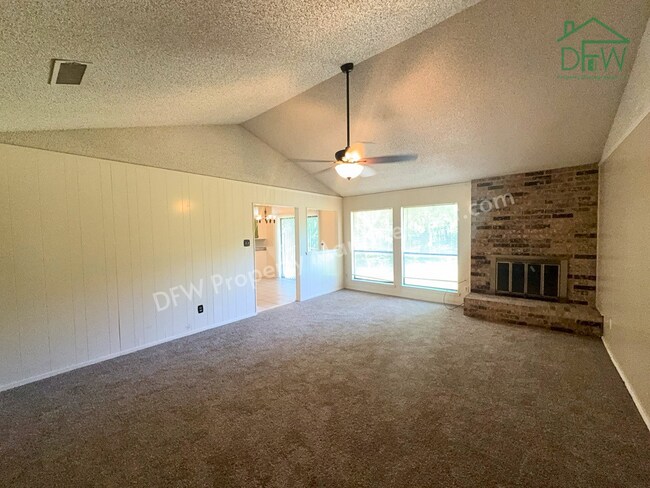 Building Photo - Spacious 3-Bedroom Home for Lease with Large Fenced Backyard in Quiet Benbrook Neighborhood