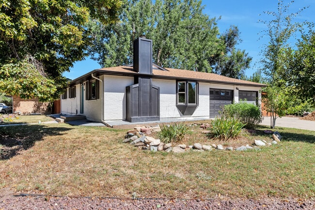 Side view of 10 S Busch - 10 S Busch Ln