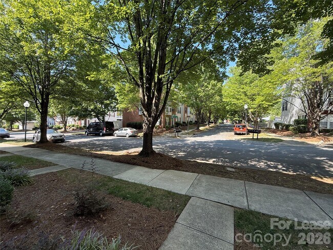 Building Photo - 9766 Blossom Hill Dr