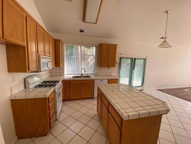 Building Photo - 566 Versailles Ln