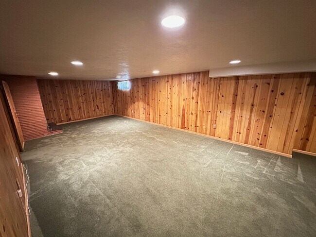 Building Photo - Northwest Area 3 Bedroom 2 Bath Rancher