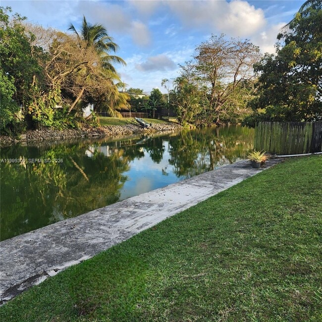 Building Photo - 3325 S Lake Dr