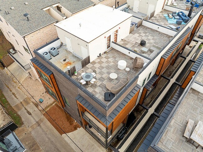 Building Photo - 425 W 9th St