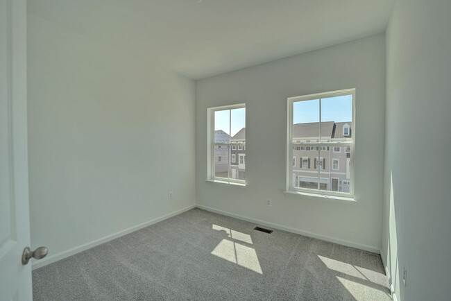 Building Photo - **Spacious 4-Bedroom Townhome in Middletow...