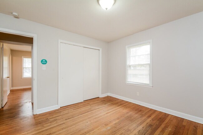 Building Photo - 110 E Crestview Dr