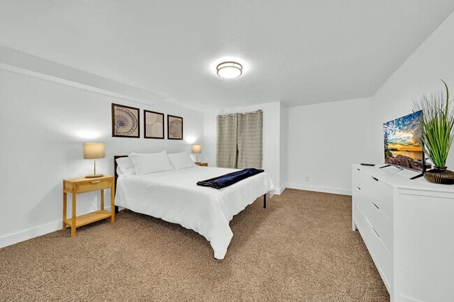 Building Photo - 5999 N Pinegrove Dr