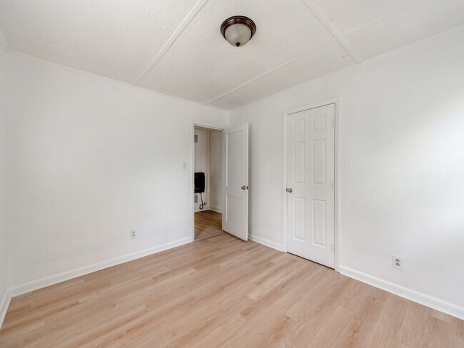 Building Photo - Charming Duplex