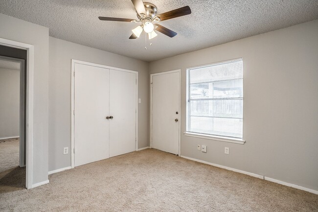 Building Photo - 2521 Indigo Ln