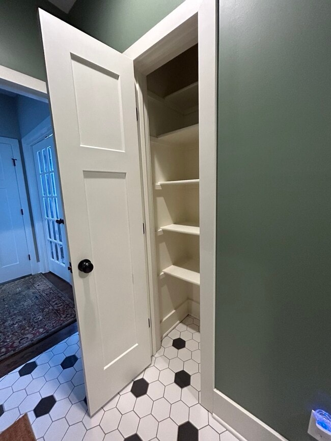 Building Photo - 405 E 32nd Ave