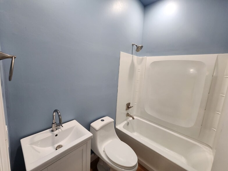Bathroom - 1000 Longley Ave NW
