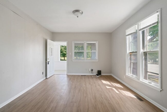 Interior Photo - 2321 Iowa St - Cedar Falls