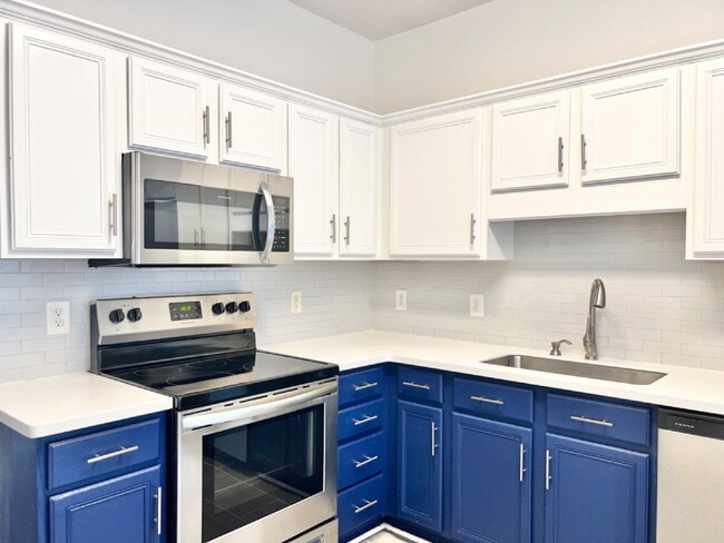 Building Photo - UPDATED 1 STORY TOWNHOME!