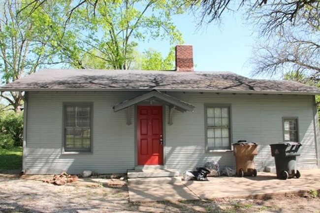 Building Photo - Beautiful Cottage Renovation! 3 Bedroom Cl...