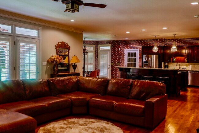 Building Photo - FURNISHED 6500 SQ FT MANSION (SHORT TERM / INSURANCE)