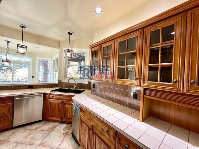 Building Photo - 2645 Rossmere St