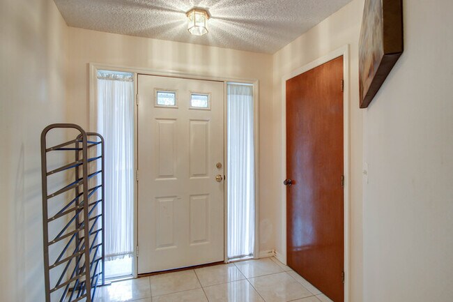 Building Photo - 2610 18th Ave S