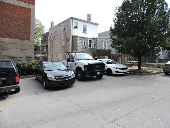 Building Photo - 4 Bedroom/3.5 Bath. UC Rental Located on J...