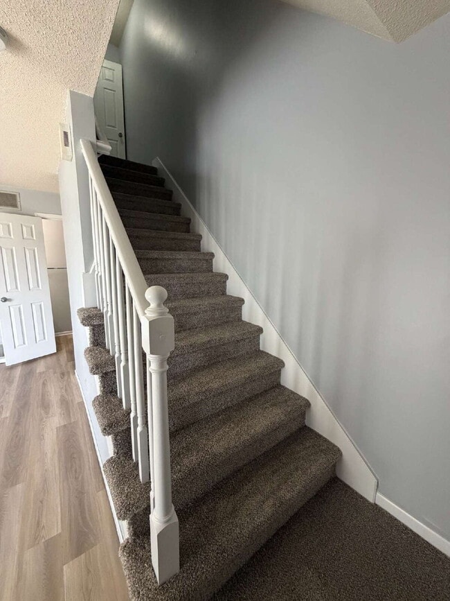 Building Photo - Newly renovated 2-bedroom 1.5 bath townhouse Near Merle Hay Mall!