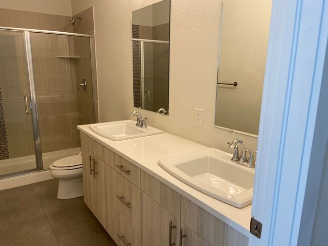 Building Photo - Modern 2 bedroom Townhome with huge Rooftop deck!!!