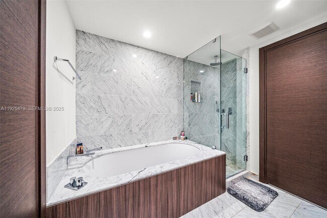 Building Photo - 1000 Brickell Plaza