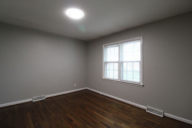 Building Photo - 2 Bedroom 1 Bath Home in Roeland Park