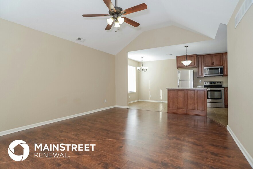 Building Photo - 1106 SE Oak Ridge Dr