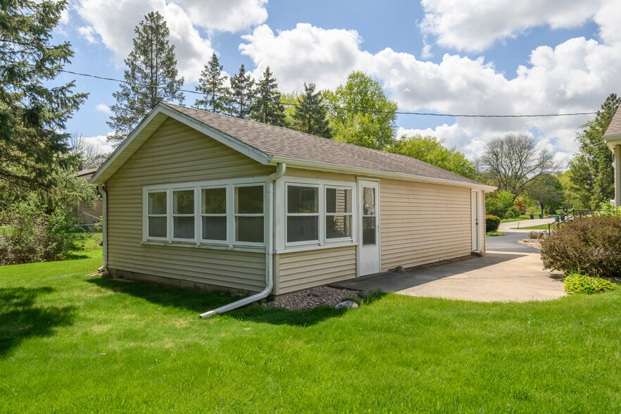 Building Photo - W149N6158 Pocahontas Dr