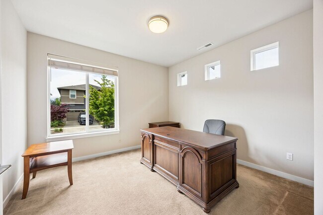 Building Photo - Perfect and Picturesque and Furnished!