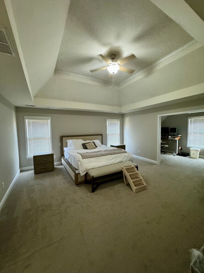 Building Photo - AVAILABLE AUGUST 23.  Spacious 5BR Home in...