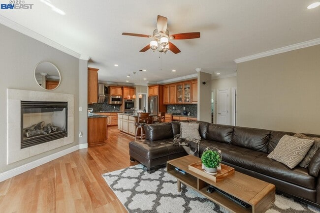 Building Photo - Live Exceptionally in This Peaceful Willow Glen Executive Home; 4 bed/ 4.5 bath