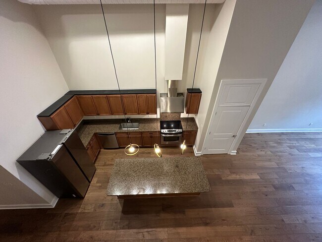 Building Photo - Desirable Nettleton rare vacancy massive  1Bd  2.5 bath with office/flex space , 2 parking space ...