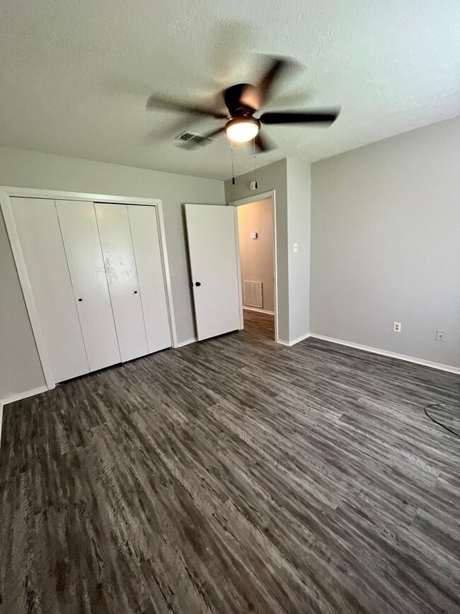 Building Photo - Cozy 2 bedroom 1 bath duplex with Large fenced yard