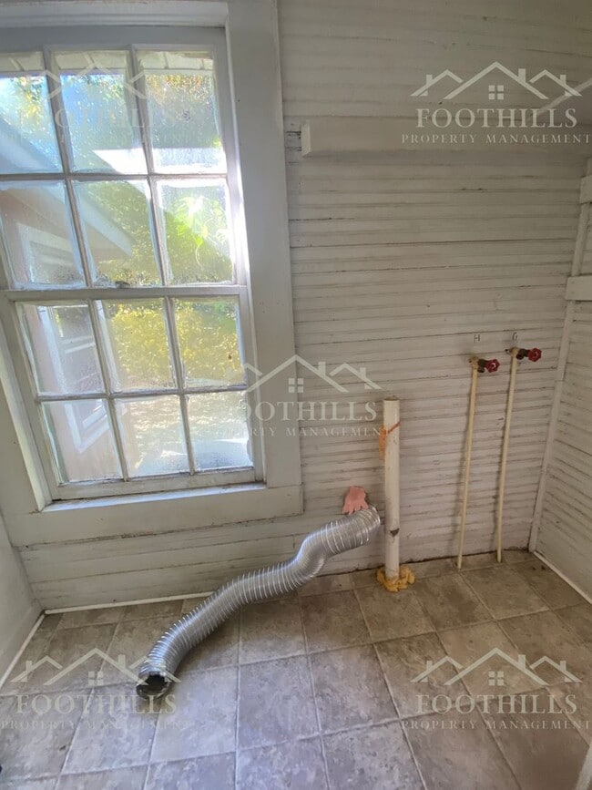 Building Photo - 3-Bedroom Duplex with Appliances Included ...