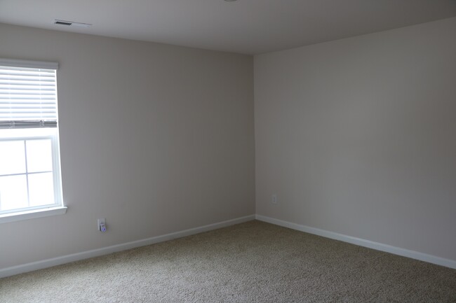 Building Photo - 901 Riverstone Dr