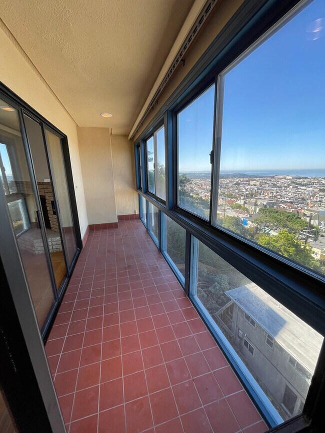 Building Photo - Beautiful Golden Gate Heights 5 Bed/3.5 Bath Home w/Amazing Views