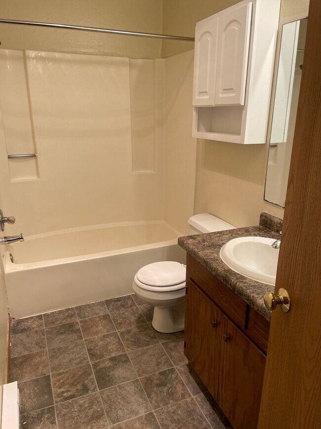 Building Photo - 3 Bedroom Apartment