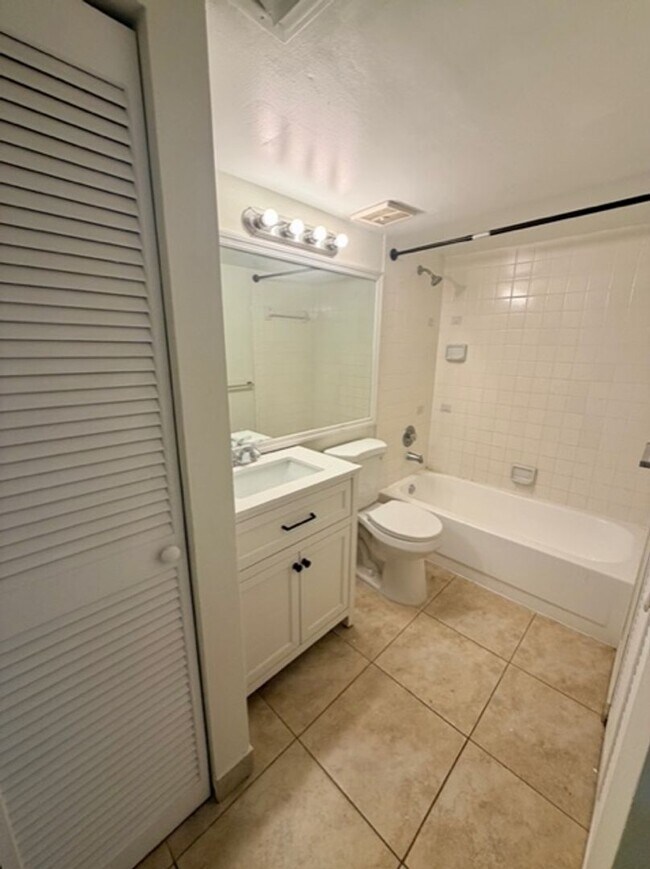 Building Photo - Great Condo in West Palm Beach