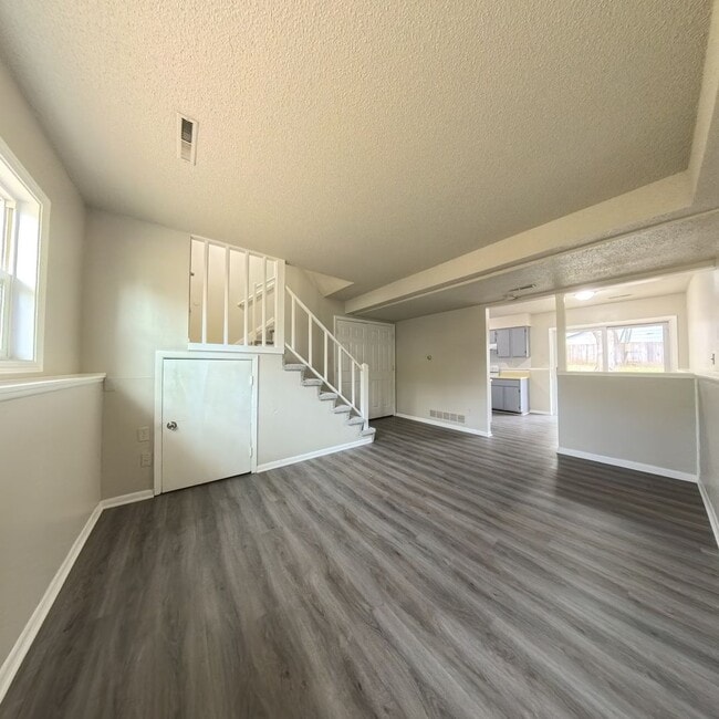 Building Photo - 3 Bedroom 1 Bath Duplex