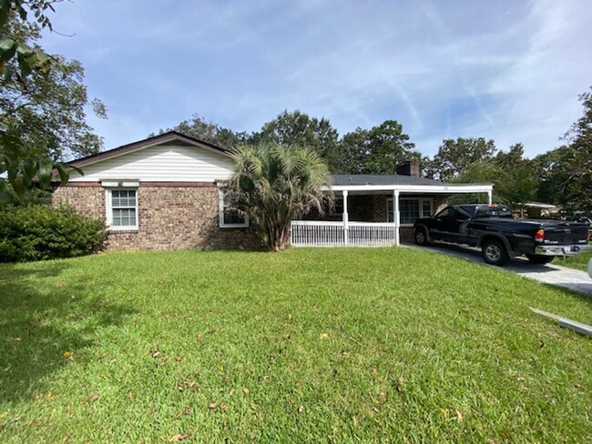 Building Photo - Brick Ranch in Willowbrook