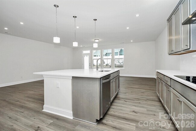 Building Photo - 6029 Mariemont Cir