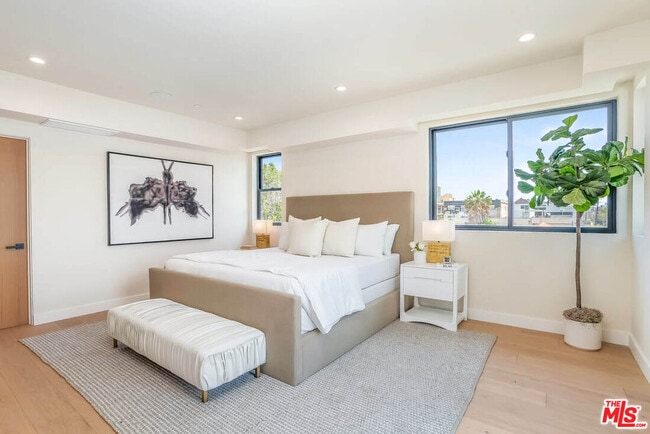 Building Photo - 1861 Barry Ave