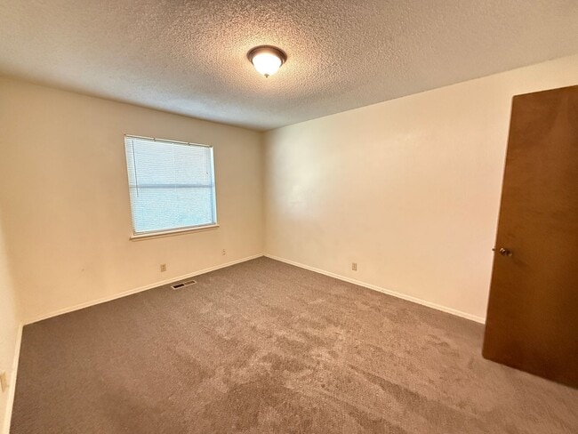 Building Photo - Three bedroom Duplex, Fenced Yard, Quiet N...