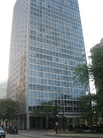 Primary Photo - 2400 N Lakeview Ave