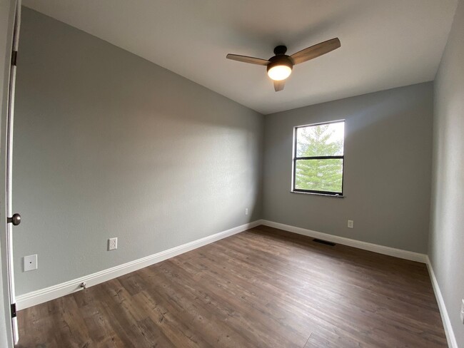 Building Photo - 3 Bedroom 1.5 Bath Condominium in Greenevi...