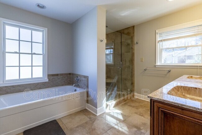 Building Photo - 6618 Castlegate Dr