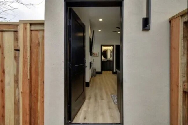 Building Photo - 4708 Marlborough Way